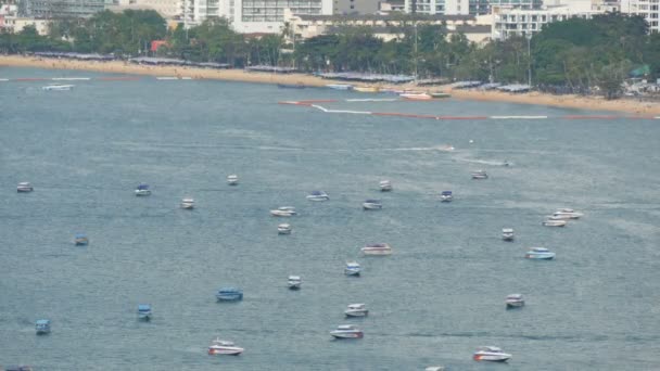 Pattaya, Thailand - 7 februari 2018: Uitzicht op de Golf Zuid-Chinese Zee in Pattaya. Diverse schepen zijn in de baai van de zee. — Stockvideo