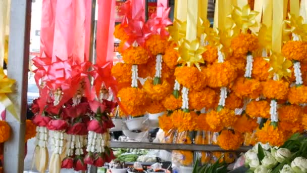 Mooie Thaise gele bloemen op gekleurde banden. Exotische bloemen van Azië voor het aanbieden van Boeddha — Stockvideo