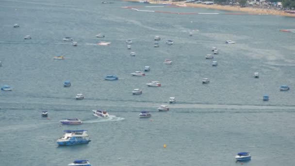 Pattaya, Thailand - 7 februari 2018: Vy över viken Sydkinesiska havet i Pattaya. Är olika fartyg i havet bay. — Stockvideo