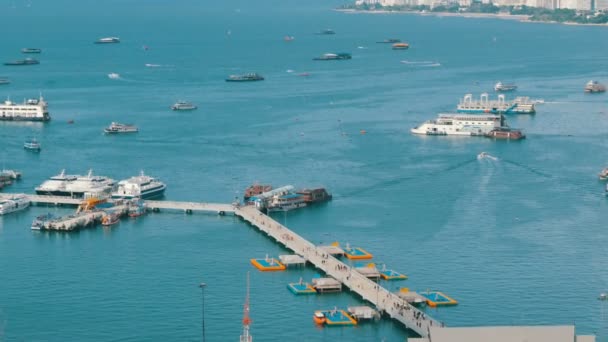 Pattaya, Thaiföld - 2018. február 7.: Az öböl Dél-Kínai-tenger Pattaya kilátás. A tengeri öböl van különböző hajók. — Stock videók