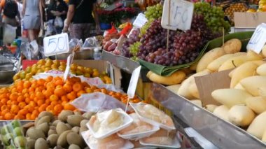 Pattaya, Tayland - 7 Şubat 2018: Üstünde belgili tanımlık sayaç Tayland çeşitli egzotik meyve yalan. Mango, pomelo, mandalina, longan ve üzüm