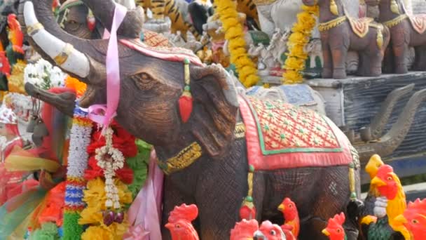 Stor figurin av elefant, en symbol för Thailand — Stockvideo