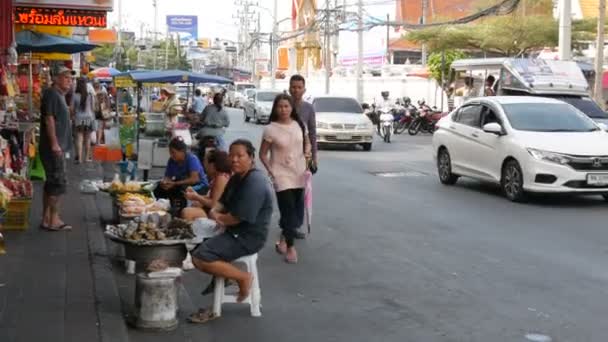 パタヤ, タイ - 2018 年 2 月 7 日: 女性は通りのタイ料理を販売します。アジアの屋台 — ストック動画