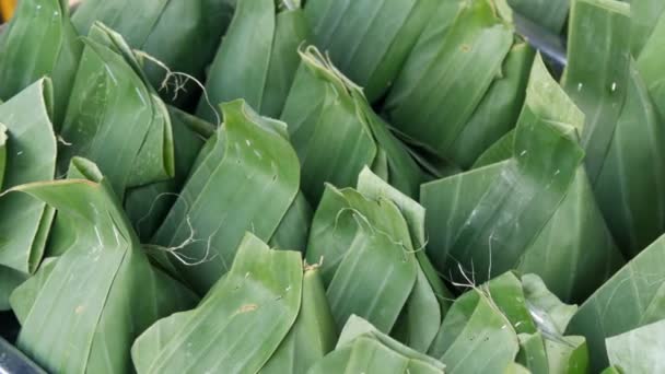 Close-up van de producten verpakt in bananenbladeren — Stockvideo