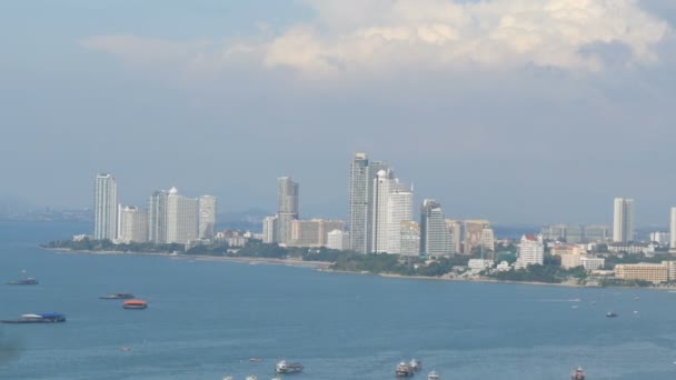 PATTAYA, TAILÂNDIA - 7 de fevereiro de 2018: Vista do Mar do Golfo do Sul da China em Pattaya. Vários navios estão na baía do mar . — Vídeo de Stock