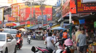 Pattaya, Tayland - 7 Şubat 2018: Canlı Tay Caddesi kırmızı renk çok belirtileri ile. İnsanlar sokak gıda satmak. Motosiklet ve otomobil tarafından geçen