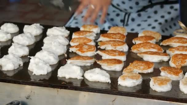 Los panqueques Ruddy se fríen en la calle. Comida tailandesa. comida callejera asiática — Vídeo de stock
