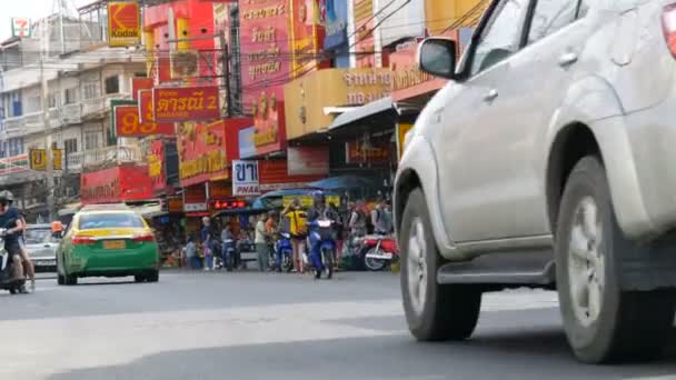 PATTAYA, THAILANDIA - 7 febbraio 2018: Strada vivace tailandese con molti segni di colore rosso. La gente vende cibo di strada. Motocicli e automobili di passaggio — Video Stock