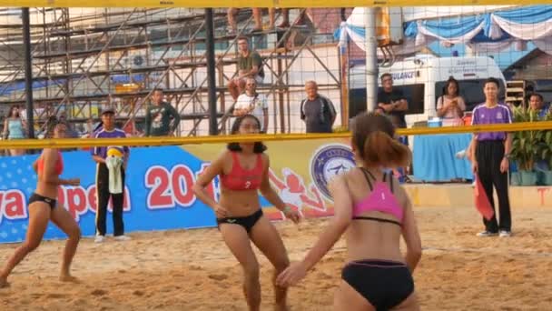 Паттайя - 4 лютого 2017: Жіночий волейбол чемпіонату в Паттайя. Граючи в пляжний волейбол дівчата — стокове відео