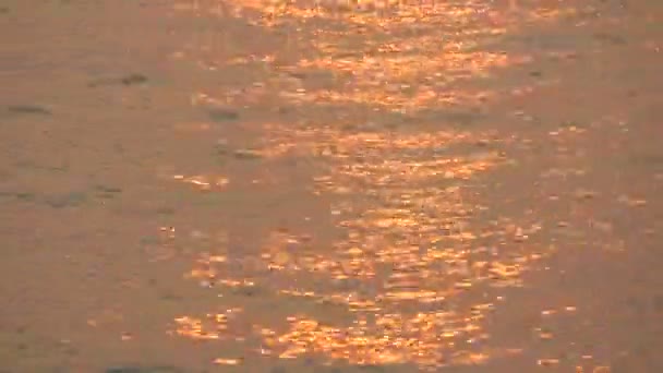 Belo pôr-do-sol vermelho no mar. Os raios de sol vermelho na superfície do mar — Vídeo de Stock