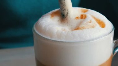 Eller hava saçma saman ile latte üzerinden karıştırma