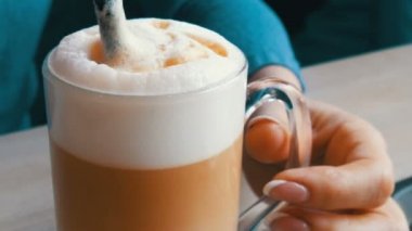 Eller hava saçma saman ile latte üzerinden karıştırma