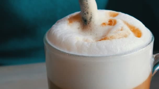 Női kezek megzörren a latte, szalmával a levegő habzik — Stock videók
