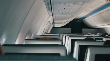 Yolcu uçağı haritalar ekranlarında sandalye ile rahat koltuklar