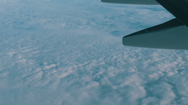 Vista dell'ala di un aereo in volo su bellissime nuvole d'aria — Video Stock