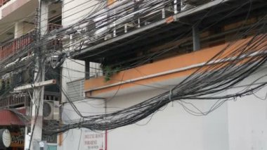 Pattaya, Tayland, 14 Aralık 2017: Sokaklarda Jomtien görünümü. Setin bir yolda orada palmiye ağaçları ile olan Araba, taksi, minibüs, motobikes ve sokak satıcıları