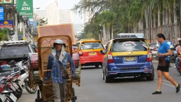 Паттайя, Таїланд, 14 грудня 2017: Вид на одній з вулиць Джомтьен. Набережна з пальмами, по дорозі туди є автомобілі, таксі, маршруток, мотоцикли і вуличні торговці — стокове відео