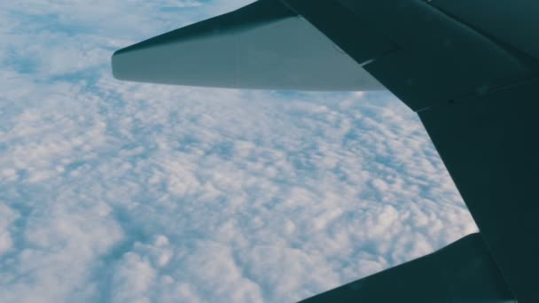 มุมมองของปีกของเครื่องบินในการบินเหนือเมฆอากาศที่สวยงาม — วีดีโอสต็อก