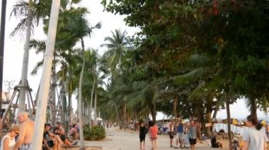 Pattaya, Tayland, 14 Aralık 2017: Palmiye ağaçları ve hindistancevizi Tayland beach Promenade görünümü. İnsanlar kumsalda dinlenmek