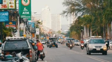 Pattaya, Tayland, 14 Aralık 2017: Sokaklarda Jomtien görünümü. Setin bir yolda orada palmiye ağaçları ile olan Araba, taksi, minibüs, motobikes ve sokak satıcıları