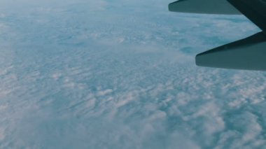 Güzel hava bulutlar üzerinde uçan bir uçağın kanadının görünümü