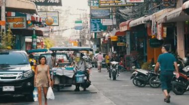 Pattaya, Tayland, 14 Aralık 2017: Tipik Tay veya Asya sokaklar. Sokak bir sürü afiş ve siyah kabloları sarkık görüntüleyin.