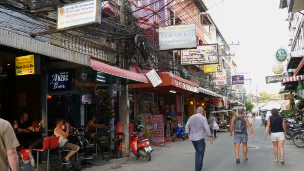 Pattaya, Thailand, 14 December 2017: Typiska thailändska eller asiatiska gator. Visa på gatan med en massa banners och svart hängande sladdar. — Stockvideo