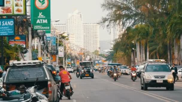 Pattaya, Tayland, 14 Aralık 2017: Sokaklarda Jomtien görünümü. Setin bir yolda orada palmiye ağaçları ile olan Araba, taksi, minibüs, motobikes ve sokak satıcıları — Stok video