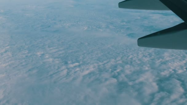 Προβολή της πτέρυγας του αεροπλάνου κατά την πτήση πάνω από την όμορφη αέρα σύννεφα — Αρχείο Βίντεο