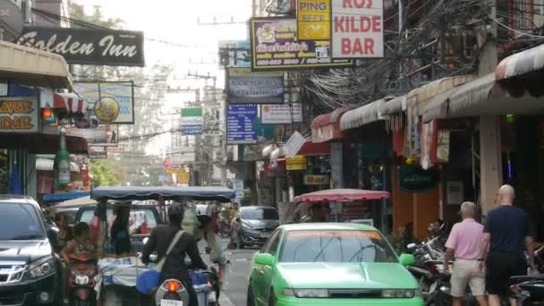 Pattaya, Thailand, 14 December 2017: Typiska thailändska eller asiatiska gator. Visa på gatan med en massa banners och svart hängande sladdar. — Stockvideo