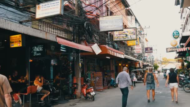 Pattaya, thailand, 14. dezember 2017: blick auf eine der straßen von jomtien. Böschung mit Palmen, auf einer Straße stehen Autos, Taxis, Kleinbusse, Motorräder und Straßenhändler — Stockvideo