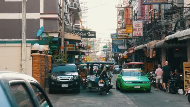 Pattaya, Tajlandia, 14 grudnia 2017: Typowy tajski lub Azji ulice. Zobacz na ulicy z mnóstwem banery i czarne przewody opadające. — Wideo stockowe