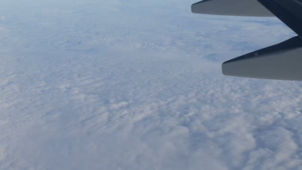 Güzel hava bulutlar üzerinde uçan bir uçağın kanadının görünümü