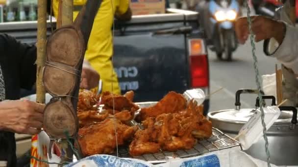 Pattaya, Thailand - 17 December 2017: Street food van Thailand. Gebakken stukjes kip in beslag. De verkoper op de straat is de verkoop van een exotische schotel — Stockvideo