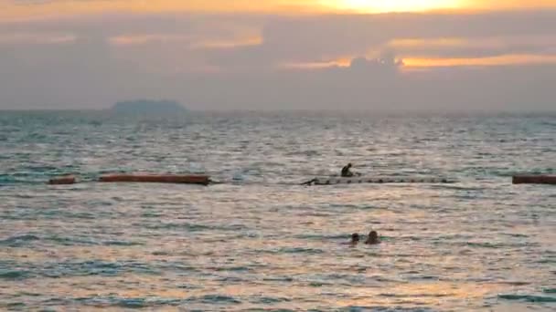 PATTAYA, TAILANDIA, 14 de diciembre de 2017: hermosa vista del Mar de China Meridional, en la que la gente se baña y descansa. Puesta de sol en la playa — Vídeo de stock