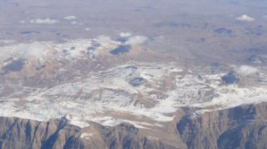 Dağ manzarası ile karla kaplı tepeler, uçaktan görüntülemek