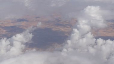 Güzellik çarpıcı çöl Dağ peyzaj üzerinde yüzer. Yukarıdan gelen bir uçak.