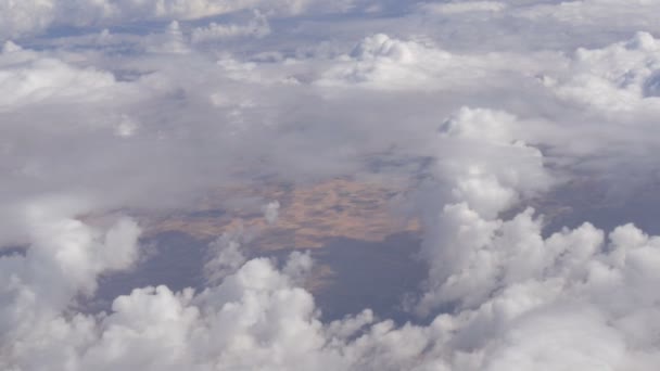 Impresionante belleza flota sobre el paisaje de montaña del desierto. Vista superior desde un avión . — Vídeos de Stock