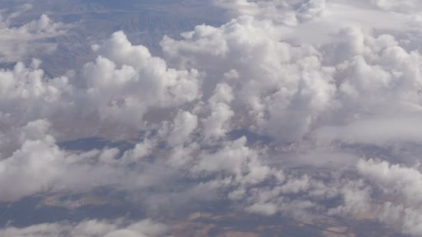Εκπληκτική ομορφιά που αιωρείται πάνω από την έρημο ορεινό τοπίο. Το Top view από το αεροπλάνο. — Αρχείο Βίντεο