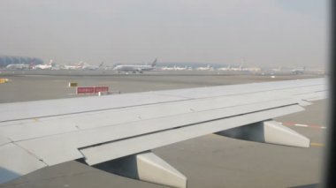 Dubai, Birleşik Arap Emirlikleri - 8 Şubat 2018: Uçağın Havaalanı'nda geçen çok sayıda farklı diğer uçak kalkışa hazırlanıyor. Salonundan çekim