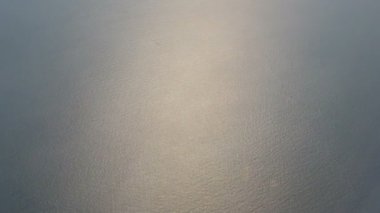 Uçak su yüzey üzerinde uçar. Su birikintisi üst görülmektedir