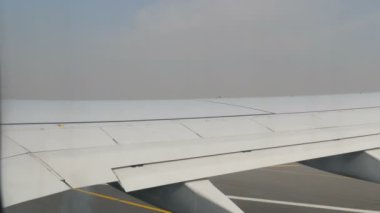 Dubai, Birleşik Arap Emirlikleri - 8 Şubat 2018: Uçağın Havaalanı'nda geçen çok sayıda farklı diğer uçak kalkışa hazırlanıyor. Salonundan çekim