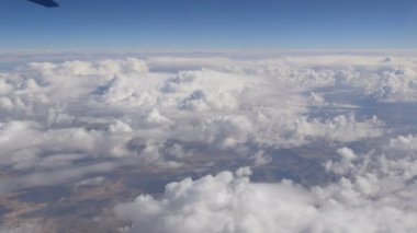 Güzellik çarpıcı çöl Dağ peyzaj üzerinde yüzer. Yukarıdan gelen bir uçak.