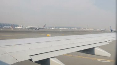 Dubai, Birleşik Arap Emirlikleri - 8 Şubat 2018: Uçağın Havaalanı'nda geçen çok sayıda farklı diğer uçak kalkışa hazırlanıyor. Salonundan çekim