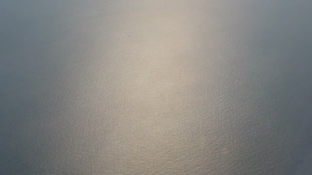 L'avion survole la surface de l'eau. L'étang est une vue de dessus 