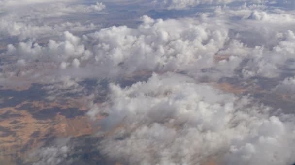 Variedade de nuvens brancas e fofas flutuam pelo céu, a vista do avião — Vídeo de Stock