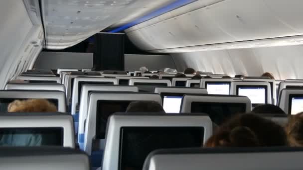 Dubai, Emirados Árabes Unidos, 10 de dezembro de 2017: Passageiros em assentos confortáveis de aeronaves com mapas em telas em cadeiras — Vídeo de Stock