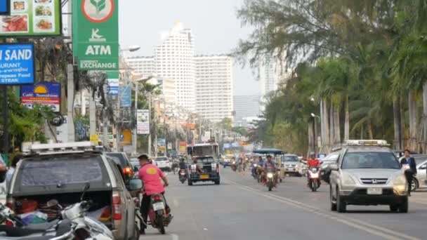 Pattaya, Thaiföld, December 14-én, 2017: Kilátás az egyik Jomtien utcáin. Töltés, pálmafákkal, egy úton autók, taxik, minibuszok, motorok és utcai árusok — Stock videók