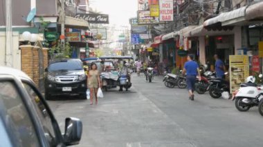 Pattaya, Tayland, 14 Aralık 2017: Tipik Tay veya Asya sokaklar. Sokak bir sürü afiş ve siyah kabloları sarkık görüntüleyin.