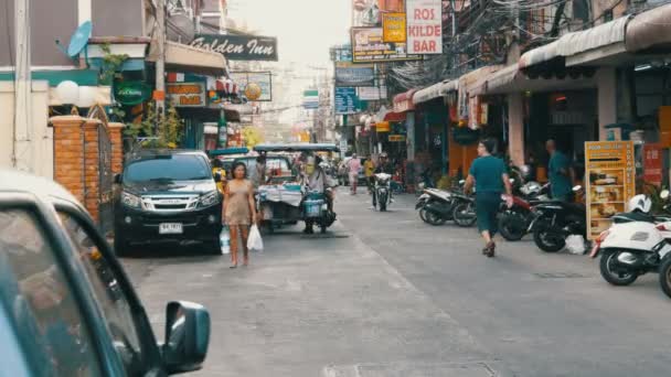 Pattaya, thailand, 14. dezember 2017: typische thailändische oder asiatische straßen. Blick auf die Straße mit vielen Transparenten und schwarzen hängenden Drähten. — Stockvideo